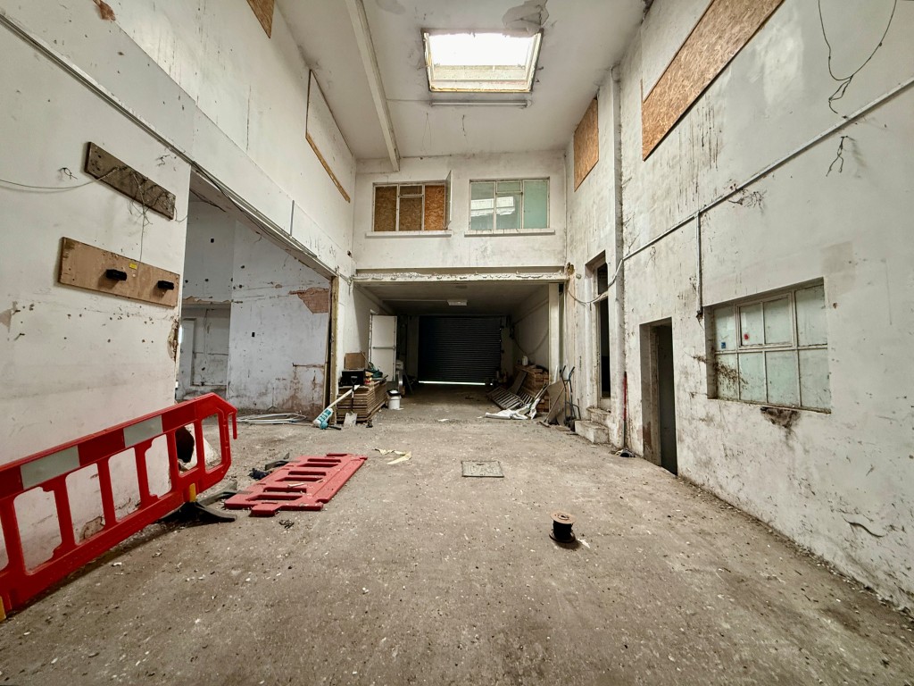 Lot: 70 - SUBSTANTIAL VACANT COMMERCIAL PREMISES WITH POTENTIAL - Room twelve